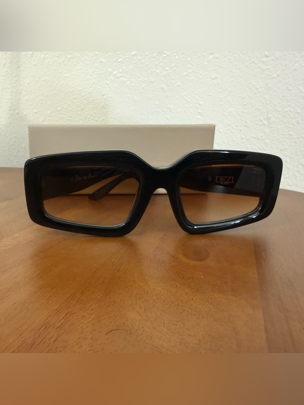 DEZI Sunglasses / Read the Room in Tortoiseshell
